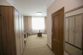 Отель Отель Кел Инн Нур-Султан Большой двухместный номер с 1 кроватью-11